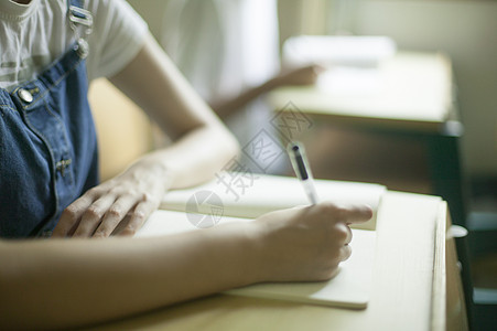 学校教室里学生们在认真学习上课图片