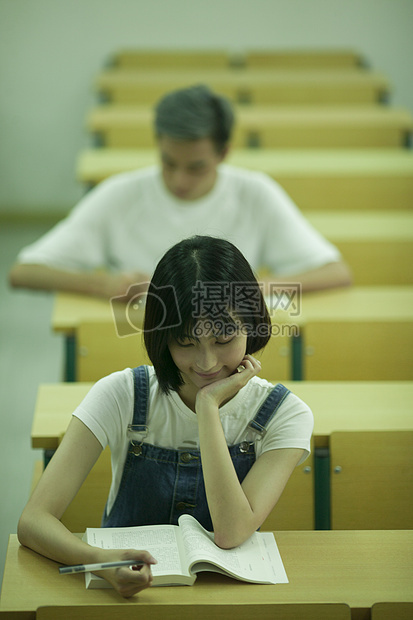 学校教室里上课同学们认真学习知识图片