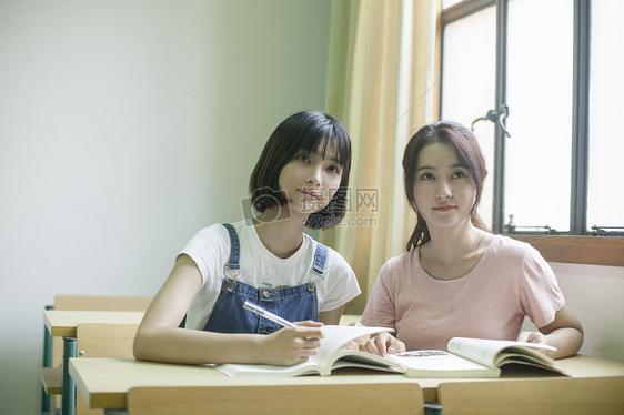 学校教室里上课女同学认真学习知识图片