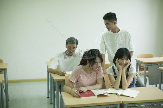 学校教室里同学们在一起学知识图片