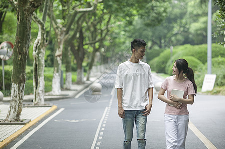 学校林荫路上同学看书学习图片