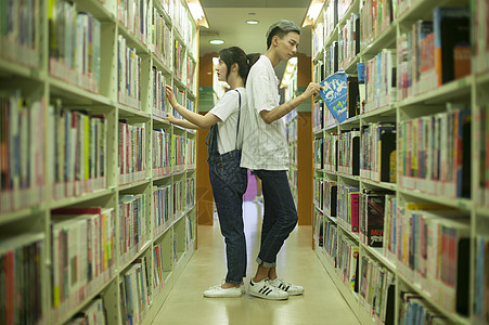 在图书馆看书学校图书馆里同学们在查阅资料学习恋爱背景