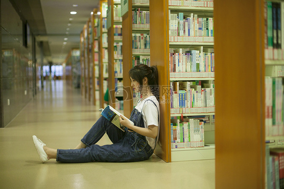 学校图书馆里女同学在认真学习看书图片