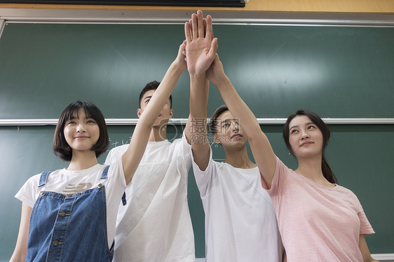 学校里教室内同学们团结举手图片