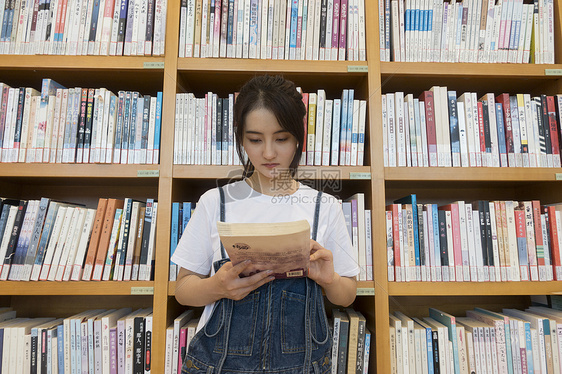 学校里图书馆女同学复习看书图片