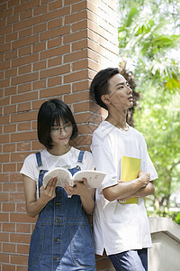 学校里男女同学一起学习看书图片