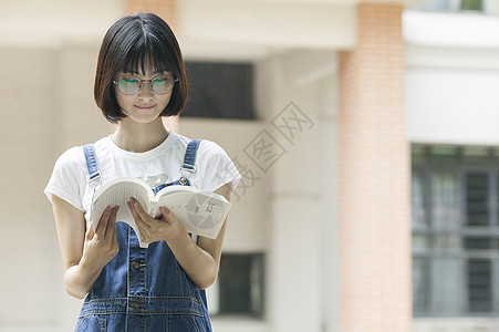 学校里女同学学习看书图片