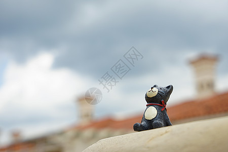 小熊坐在云朵上仰望天空的卡通动物背景