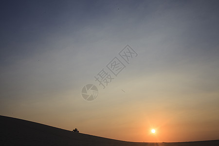 夕阳的沙漠图片