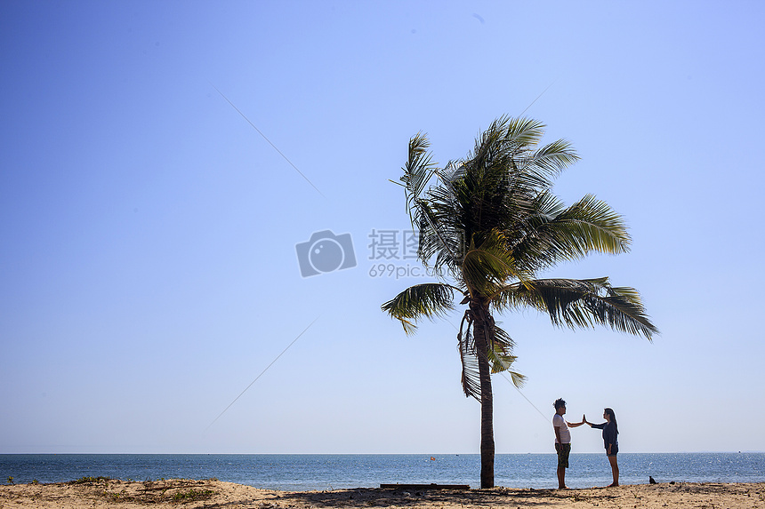 海边蓝天椰树情侣图片