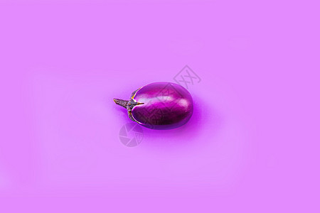 紫色背景上的紫色茄子背景图片