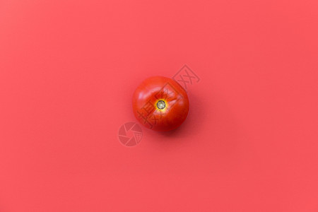 红色背景上的红色西红柿图片