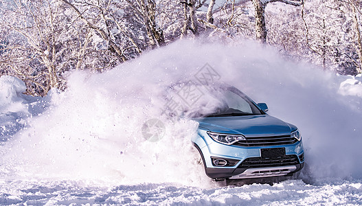 雪中飞驰的车高清图片
