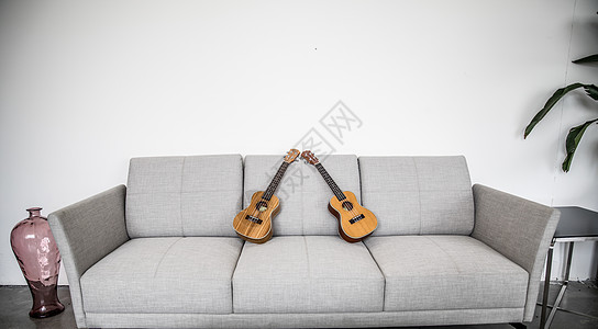沙发上的吉他图片