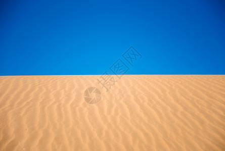 穿越沙漠蓝天下的沙漠背景