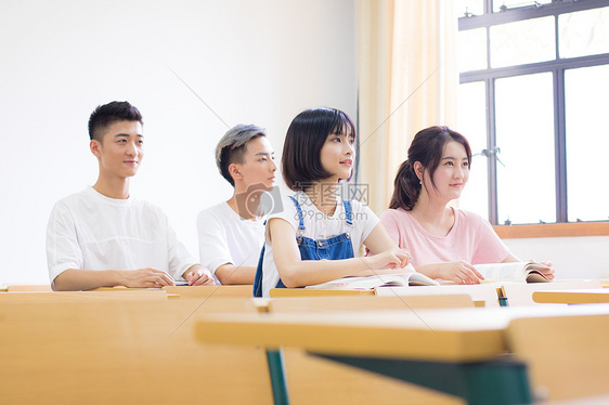 教室里认真做上课的同学图片