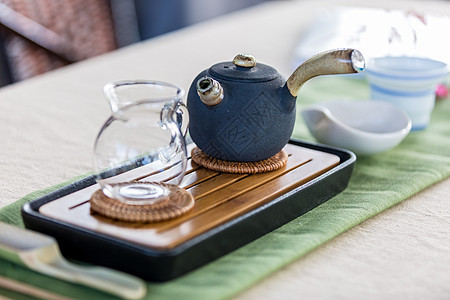 餐桌上布置的茶道茶具图片