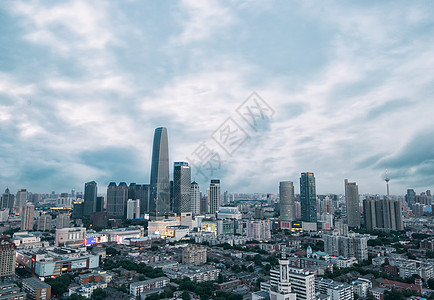 多云阴天下的城市中心图片