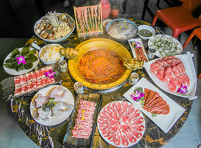传统香辣重庆四川牛油火锅大餐图片