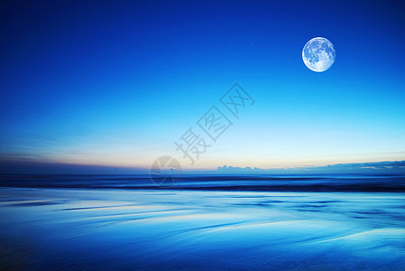 月亮升起海边宁静的明月背景