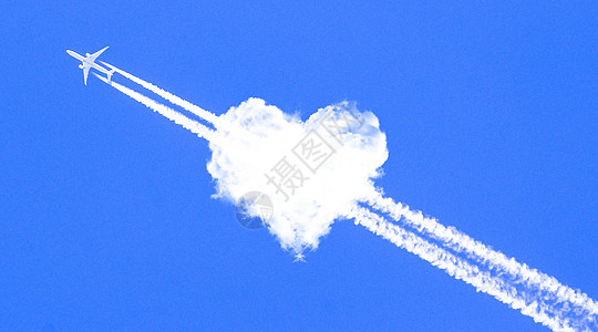合成天空素材穿过爱心云的喷气式飞机背景
