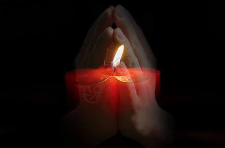 双手合十烛光祈祷图片图片