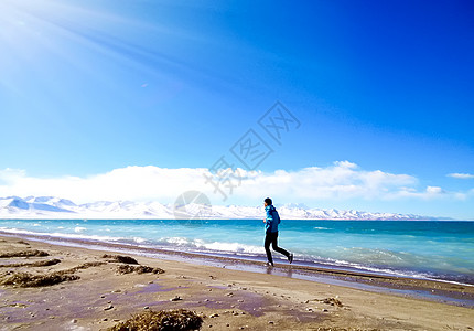 蓝天沙滩海边跑步的人背景