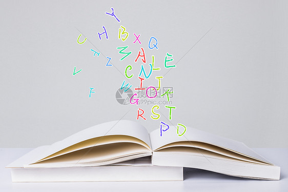 书中的彩色字母图片