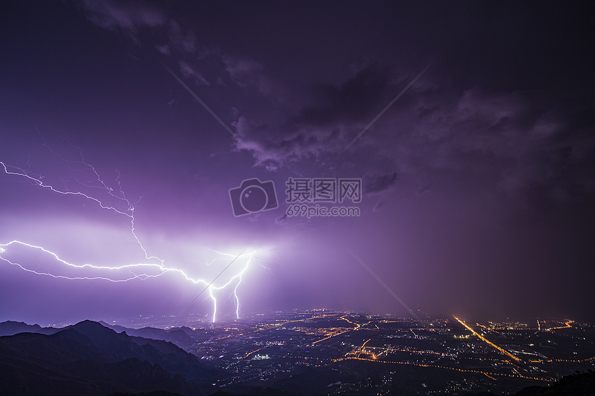 夜空中的闪电图片