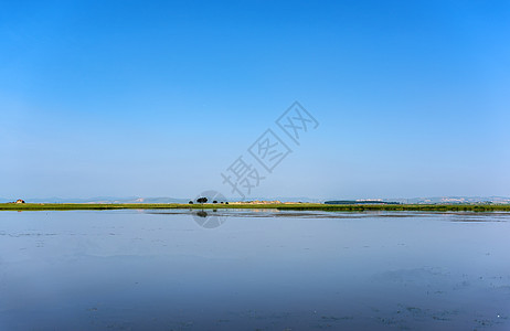 草原湖泊背景图片
