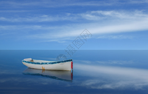 清澈的海水一叶小舟蓝天白云大海风景背景