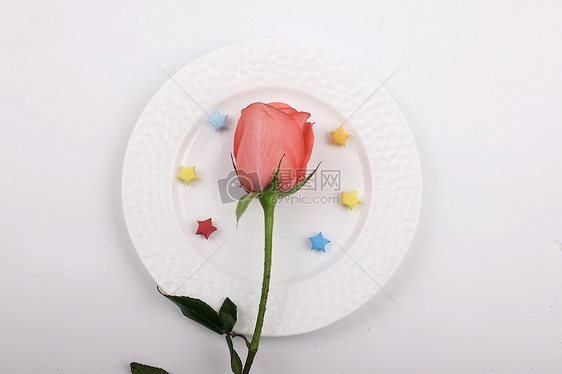 餐盘里有鲜花图片