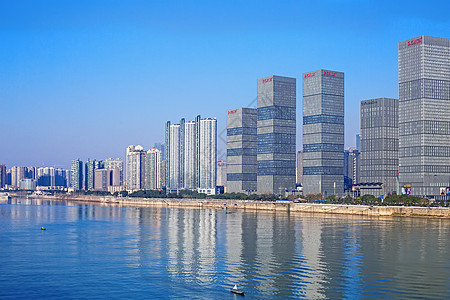 江边建筑蓝天下的商业城市建筑图片背景