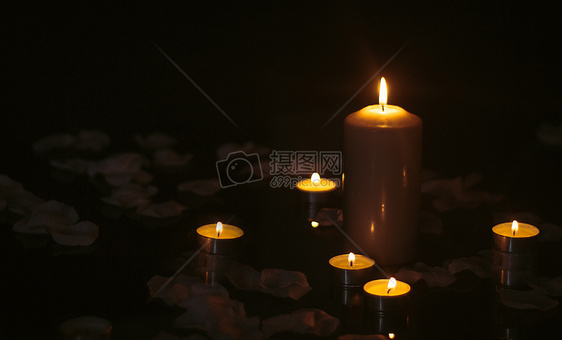蜡烛与花瓣图片