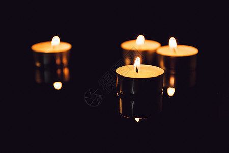 黑背景下的蜡烛背景图片