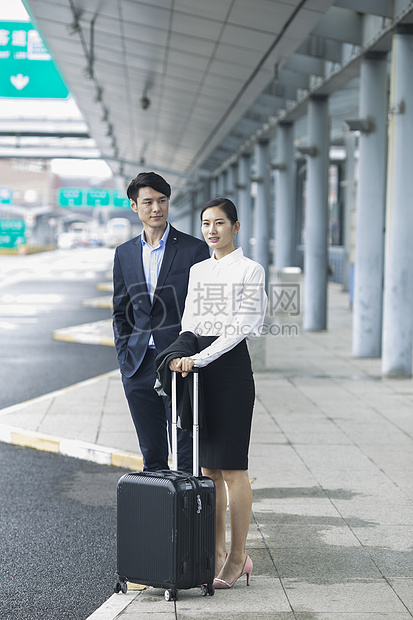 商务男士和商务女士出发到达图片