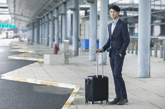 商务男士在机场准备出发到达图片