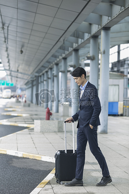 商务男士在机场准备出发到达图片