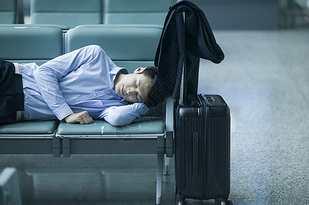 商务男士在机场候机厅睡着了图片