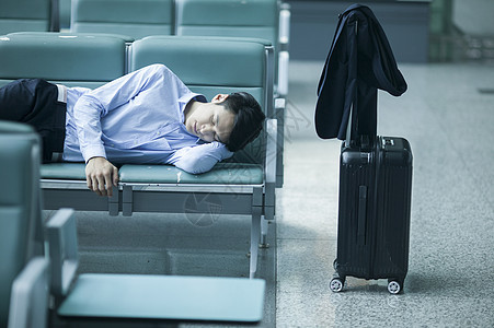 商务男士在机场候机厅睡着了图片