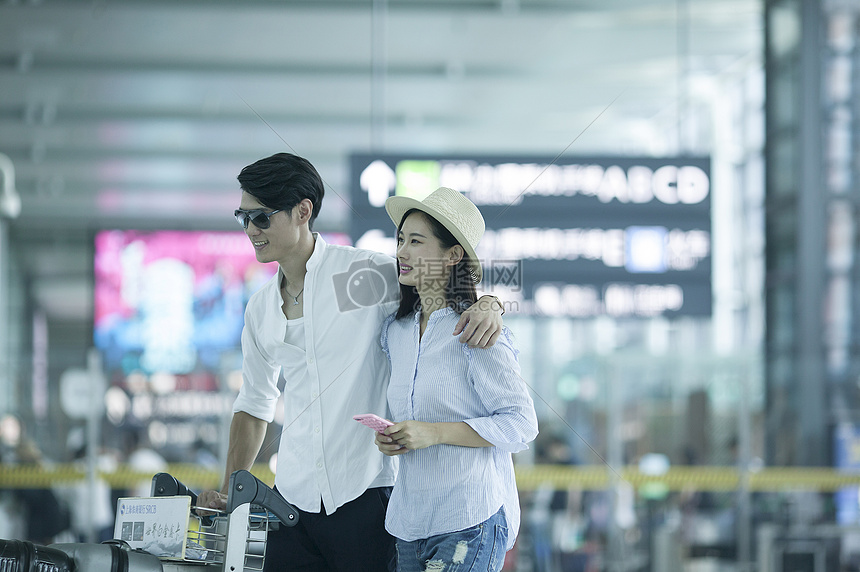 男女情侣在情人节准备旅行图片