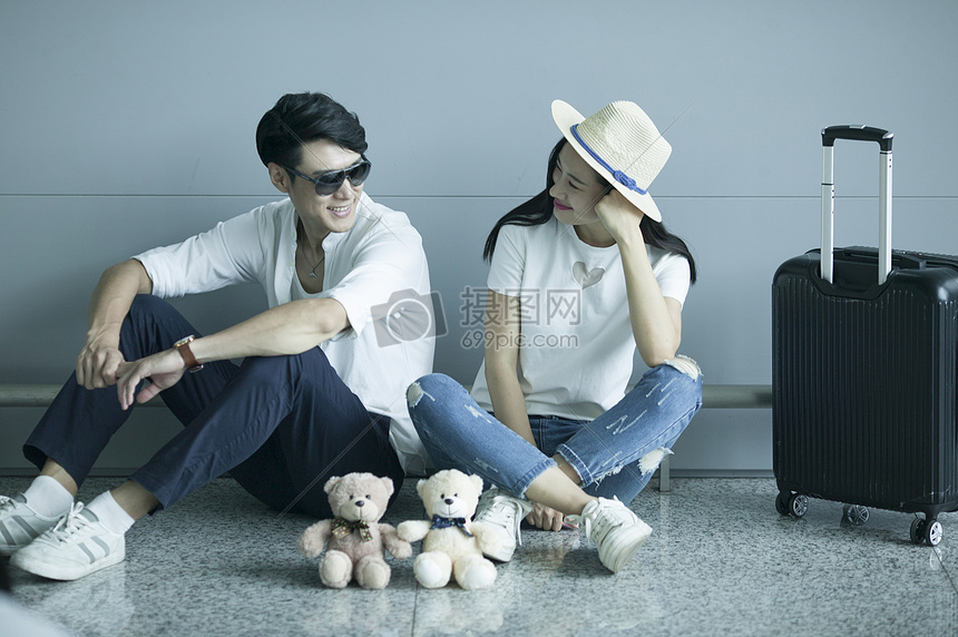 男女情侣在机场准备出发图片