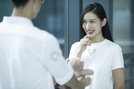 男士给女朋友送礼物图片