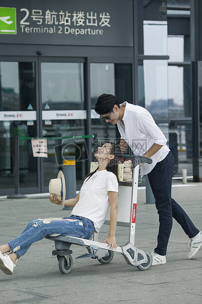 男女情侣在机场准备出发图片