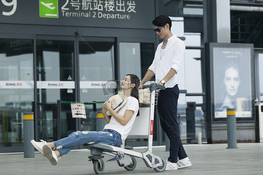 男女情侣在机场准备出发图片