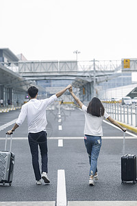 公路美女男女情侣准备旅行出发背景