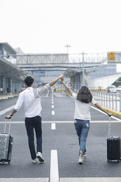 男女情侣准备旅行出发图片