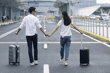 公路美女男女情侣准备旅行出发背景