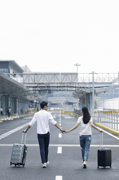 男女情侣准备旅行出发图片