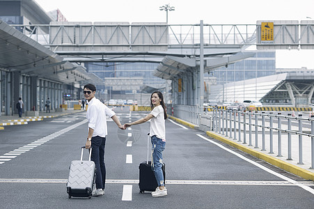 男女情侣准备旅行出发图片